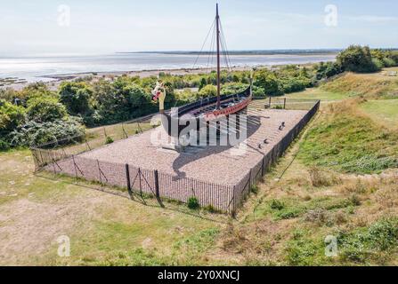 vue aérienne de la réplique du longboat viking hugin à pegwell bay sur la côte du kent Banque D'Images