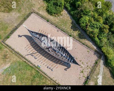 vue aérienne de la réplique du longboat viking hugin à pegwell bay sur la côte du kent Banque D'Images