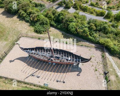 vue aérienne de la réplique du longboat viking hugin à pegwell bay sur la côte du kent Banque D'Images