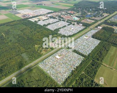 Terrain de camping au festival de musique à Biddingshuizen, pays-Bas. Banque D'Images