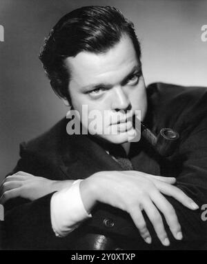 Portrait de la star hollywoodienne Orson Welles, fumant une pipe - photo publicitaire pour Citizen Kane, 1941 Banque D'Images