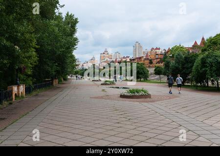 Kiev, Ukraine - 16 juin 2024 : le quai d'Obolonskaya (Obolonska Naberezhna) par temps nuageux Banque D'Images