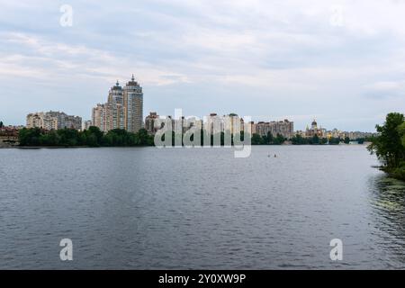 Kiev, Ukraine - 16 juin 2024 : vue d'Obolon depuis l'île Obolonsky par temps nuageux Banque D'Images