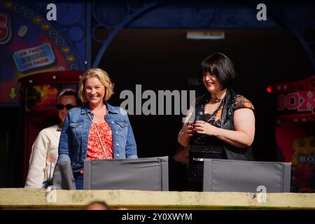 Joanna page, qui incarne Stacey Shipman (à gauche) et Ruth Jones, qui incarne Nessa Jenkins (à droite) lors du tournage du spécial du jour de Noël de Gavin et Stacey à Barry dans la vallée de Glamorgan, au pays de Galles. Date de la photo : mercredi 4 septembre 2024. Banque D'Images