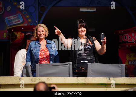 Joanna page, qui incarne Stacey Shipman (à gauche) et Ruth Jones, qui incarne Nessa Jenkins (à droite) lors du tournage du spécial du jour de Noël de Gavin et Stacey à Barry dans la vallée de Glamorgan, au pays de Galles. Date de la photo : mercredi 4 septembre 2024. Banque D'Images