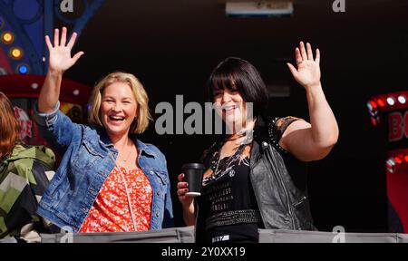 Joanna page, qui incarne Stacey Shipman (à gauche) et Ruth Jones, qui incarne Nessa Jenkins (à droite) lors du tournage du spécial du jour de Noël de Gavin et Stacey à Barry dans la vallée de Glamorgan, au pays de Galles. Date de la photo : mercredi 4 septembre 2024. Banque D'Images