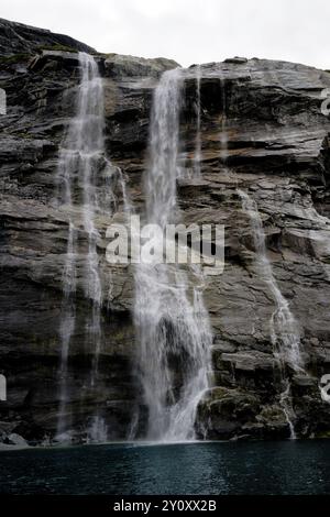 L'eau provenant de la fonte glaciaire tombe sur le flanc de la montagne près de nuuk, au groenland Banque D'Images