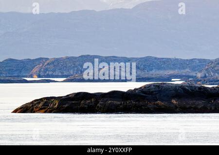 Une entrée matinale brumeuse au port de Nuuk, Groenland Banque D'Images