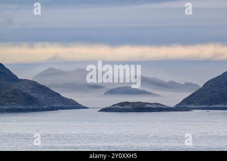 La brume roulante enveloppe partiellement les îles à l'approche de Nuuk, au Groenland Banque D'Images