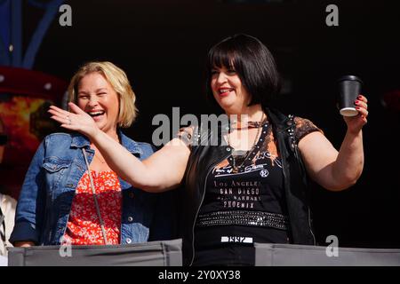 Joanna page, qui incarne Stacey Shipman (à gauche) et Ruth Jones, qui incarne Nessa Jenkins (à droite) lors du tournage du spécial du jour de Noël de Gavin et Stacey à Barry dans la vallée de Glamorgan, au pays de Galles. Date de la photo : mercredi 4 septembre 2024. Banque D'Images