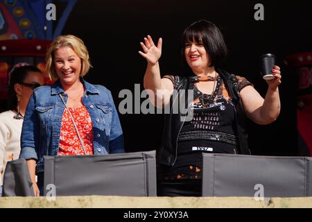 Joanna page, qui incarne Stacey Shipman (à gauche) et Ruth Jones, qui incarne Nessa Jenkins (à droite) lors du tournage du spécial du jour de Noël de Gavin et Stacey à Barry dans la vallée de Glamorgan, au pays de Galles. Date de la photo : mercredi 4 septembre 2024. Banque D'Images