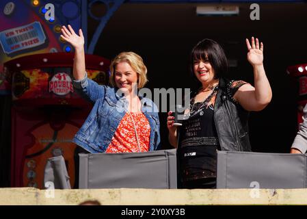 Joanna page, qui incarne Stacey Shipman (à gauche) et Ruth Jones, qui incarne Nessa Jenkins (à droite) lors du tournage du spécial du jour de Noël de Gavin et Stacey à Barry dans la vallée de Glamorgan, au pays de Galles. Date de la photo : mercredi 4 septembre 2024. Banque D'Images