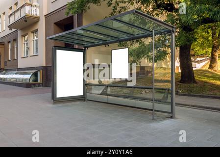 Maquette d'arrêt de bus avec panneau d'affichage vierge sur le trottoir. Présentoir publicitaire vide pour bannière ou affiche Banque D'Images