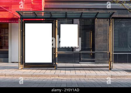 Maquette d'un panneau d'affichage d'arrêt de bus vide devant la boutique. Deux panneaux de publicité extérieure vierges pour les écriteaux Banque D'Images