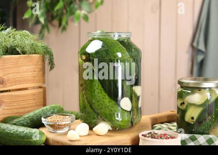 Faire des cornichons. Concombres frais et épices dans des pots sur table Banque D'Images