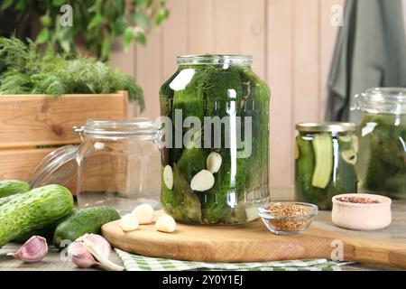 Faire des cornichons. Concombres frais et épices dans des pots sur une table en bois Banque D'Images