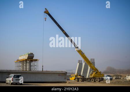 Deva, Hunedoara, Roumanie - 15 novembre 2011 machinerie lourde, la première phase de la construction de l'autoroute A1 Banque D'Images