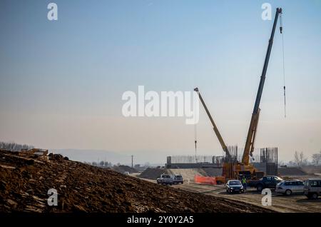 Deva, Hunedoara, Roumanie - 15 novembre 2011 machinerie lourde, la première phase de la construction de l'autoroute A1 Banque D'Images