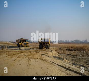 Deva, Hunedoara, Roumanie - 15 novembre 2011 machinerie lourde, la première phase de la construction de l'autoroute A1 Banque D'Images