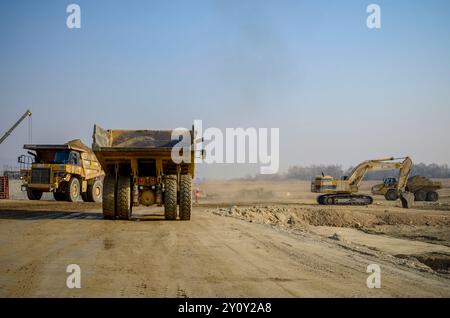 Deva, Hunedoara, Roumanie - 15 novembre 2011 machinerie lourde, la première phase de la construction de l'autoroute A1 Banque D'Images