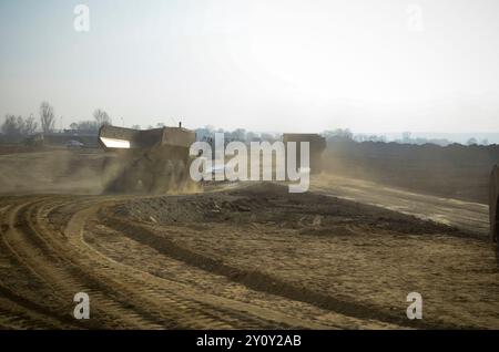 Deva, Hunedoara, Roumanie - 15 novembre 2011 machinerie lourde, la première phase de la construction de l'autoroute A1 Banque D'Images