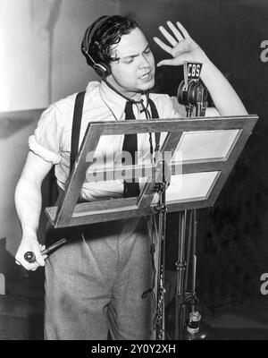 Photo promotionnelle d'Orson Welles réalisant First Person Singular, plus tard connu sous le nom de Mercury Theatre on the Air, 1938 Banque D'Images