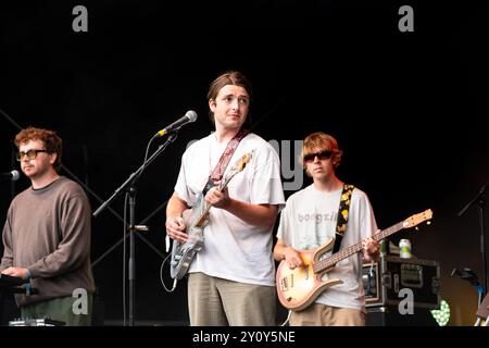 TAPIR!, CONCERT, 2024 : IKE Gray du groupe tapir! Jouez à la scène de jardin murée. Troisième jour du Green Man Festival 2024 à Glanusk Park, Brecon, pays de Galles, le 17 août 2024. Photo : Rob Watkins. INFO : Tapir ! Est un groupe indie folk de Londres qui s'est formé en 2019. Ils sont connus pour leur mélange de musique folk avec des genres tels que le post-punk et l'art pop. Banque D'Images