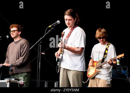 TAPIR!, CONCERT, 2024 : IKE Gray du groupe tapir! Jouez à la scène de jardin murée. Troisième jour du Green Man Festival 2024 à Glanusk Park, Brecon, pays de Galles, le 17 août 2024. Photo : Rob Watkins. INFO : Tapir ! Est un groupe indie folk de Londres qui s'est formé en 2019. Ils sont connus pour leur mélange de musique folk avec des genres tels que le post-punk et l'art pop. Banque D'Images