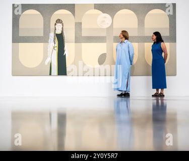 Londres, Royaume-Uni. 4 septembre 2024. Membres du personnel avec 'Night Vision', 2024, de Donna Huddleston lors d'une avant-première de 'Company', la première exposition de l'artiste avec la galerie White Cube. De nouvelles peintures et œuvres sur papier reflétant les antécédents de l’artiste dans la conception de décors et de costumes sont exposées à la galerie Masons Yard de White Cube à Mayfair du 6 au 28 septembre. Credit : Stephen Chung / Alamy Live News Banque D'Images