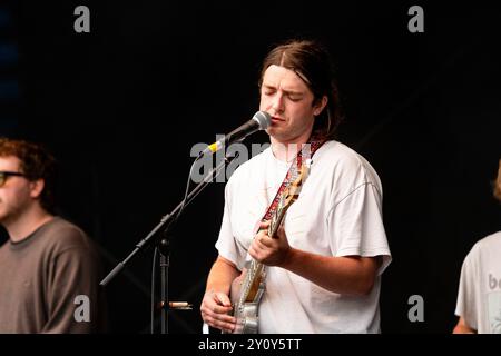 TAPIR!, CONCERT, 2024 : IKE Gray du groupe tapir! Jouez à la scène de jardin murée. Troisième jour du Green Man Festival 2024 à Glanusk Park, Brecon, pays de Galles, le 17 août 2024. Photo : Rob Watkins. INFO : Tapir ! Est un groupe indie folk de Londres qui s'est formé en 2019. Ils sont connus pour leur mélange de musique folk avec des genres tels que le post-punk et l'art pop. Banque D'Images