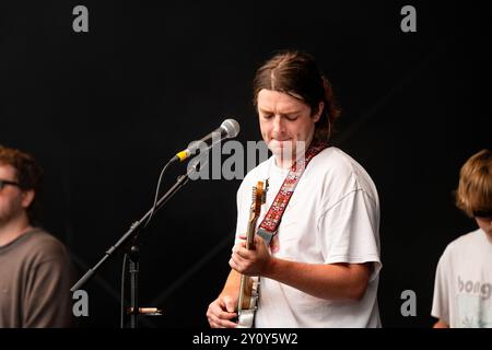 TAPIR!, CONCERT, 2024 : IKE Gray du groupe tapir! Jouez à la scène de jardin murée. Troisième jour du Green Man Festival 2024 à Glanusk Park, Brecon, pays de Galles, le 17 août 2024. Photo : Rob Watkins. INFO : Tapir ! Est un groupe indie folk de Londres qui s'est formé en 2019. Ils sont connus pour leur mélange de musique folk avec des genres tels que le post-punk et l'art pop. Banque D'Images