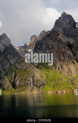 Lumière douce tôt le matin sur les montagnes dans Prince Christian Sound, Groenland Banque D'Images