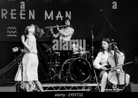 THE NEW EVES, CONCERT, 2024 : Violet Farrer Dancing, Ella Russell flûte et Nina Winder-Lind violoncelle du groupe The New Eves jouent dans les nouveaux groupes Rising Stage. Troisième jour du Green Man Festival 2024 au Glanusk Park, Brecon, pays de Galles. Photo : Rob Watkins. INFO : les New Eves sont un quatuor musical entièrement féminin formé en 2021. Ils sont également peintres, danseurs, écrivains et photographes de tout le monde underground tentaculaire de Brighton, le groupe est fier d’une esthétique de bricolage dévouée, concevant toutes leurs propres œuvres d’art, réalisant leurs propres clips musicaux et coproduisant tout leur propre matériel. Banque D'Images