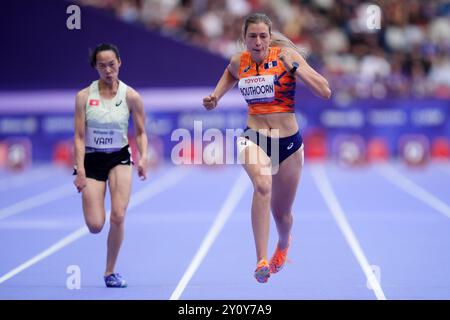 Cheyenne Bouthoorn des pays-Bas (à droite) et Kwok Fan Yam de Hong Kong en action lors du 100m T36 Round 1 Heat 2 des femmes au stade de France le septième jour des Jeux paralympiques d'été de Paris 2024. Date de la photo : mercredi 4 septembre 2024. Banque D'Images