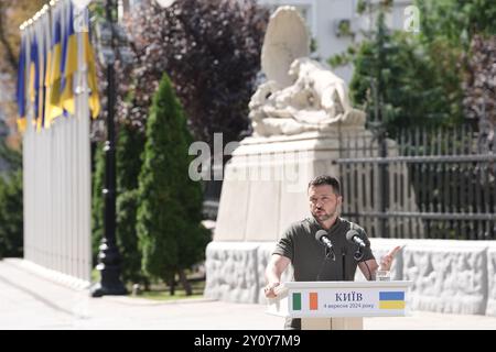 Le président ukrainien Volodymyr Zelensky s’exprime lors d’une conférence de presse avec le Taoiseach Simon Harris (non vu) devant Horodetskyi House, le bureau du président, à Kiev, en Ukraine, alors que l’Irlande annonce un nouveau financement de millions pour l’Ukraine. Date de la photo : mercredi 4 septembre 2024. Banque D'Images