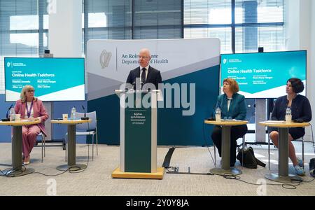 Le ministre de la santé Stephen Donnelly (deuxième à gauche) s’exprimant lors du lancement de la Online Health Taskforce avec Mary Horgan (à gauche), professeur intérimaire de la CMO, Jillian van Turnhout (deuxième à droite), présidente de la Taskforce et Alex Cooney (à droite), PDG de CyberSafe Kids, au ministère de la santé de Dublin. Le Groupe de travail a été chargé d'élaborer une réponse de santé publique aux préjudices causés aux enfants et aux jeunes par certains types d'activités en ligne. Date de la photo : mercredi 4 septembre 2024. Banque D'Images