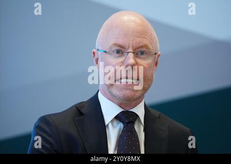 Le ministre de la santé, Stephen Donnelly, s'exprimant lors du lancement de la Online Health Taskforce au ministère de la santé à Dublin. Le Groupe de travail a été chargé d'élaborer une réponse de santé publique aux préjudices causés aux enfants et aux jeunes par certains types d'activités en ligne. Date de la photo : mercredi 4 septembre 2024. Banque D'Images