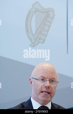 Le ministre de la santé, Stephen Donnelly, s'exprimant lors du lancement de la Online Health Taskforce au ministère de la santé à Dublin. Le Groupe de travail a été chargé d'élaborer une réponse de santé publique aux préjudices causés aux enfants et aux jeunes par certains types d'activités en ligne. Date de la photo : mercredi 4 septembre 2024. Banque D'Images