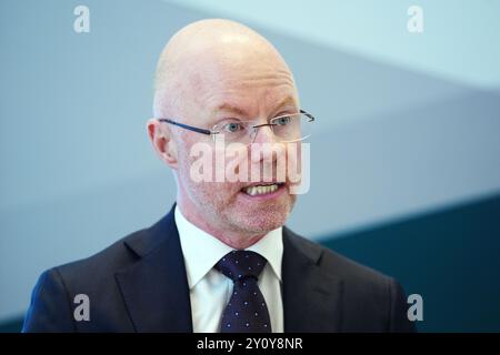 Le ministre de la santé, Stephen Donnelly, s'exprimant lors du lancement de la Online Health Taskforce au ministère de la santé à Dublin. Le Groupe de travail a été chargé d'élaborer une réponse de santé publique aux préjudices causés aux enfants et aux jeunes par certains types d'activités en ligne. Date de la photo : mercredi 4 septembre 2024. Banque D'Images