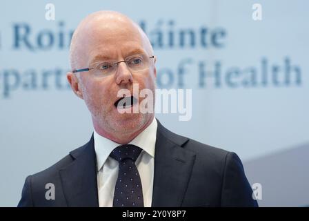 Le ministre de la santé, Stephen Donnelly, s'exprimant lors du lancement de la Online Health Taskforce au ministère de la santé à Dublin. Le Groupe de travail a été chargé d'élaborer une réponse de santé publique aux préjudices causés aux enfants et aux jeunes par certains types d'activités en ligne. Date de la photo : mercredi 4 septembre 2024. Banque D'Images