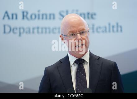 Le ministre de la santé, Stephen Donnelly, s'exprimant lors du lancement de la Online Health Taskforce au ministère de la santé à Dublin. Le Groupe de travail a été chargé d'élaborer une réponse de santé publique aux préjudices causés aux enfants et aux jeunes par certains types d'activités en ligne. Date de la photo : mercredi 4 septembre 2024. Banque D'Images