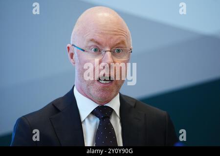 Le ministre de la santé, Stephen Donnelly, s'exprimant lors du lancement de la Online Health Taskforce au ministère de la santé à Dublin. Le Groupe de travail a été chargé d'élaborer une réponse de santé publique aux préjudices causés aux enfants et aux jeunes par certains types d'activités en ligne. Date de la photo : mercredi 4 septembre 2024. Banque D'Images