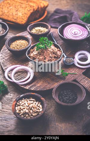 Pâté de foie maison avec pain de blé entier, oignons et herbes Banque D'Images