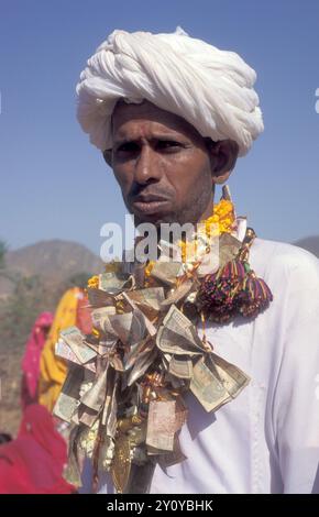 Traditionnelle Dresst Rajasthani hommes à un enterrement traditionnel dans la ville de Pushkar dans la province du Rajasthan en Inde. Inde, Pushkar, janvier 199 Banque D'Images