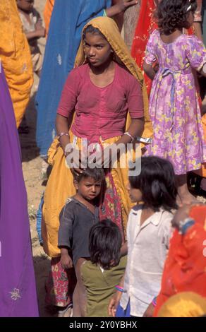 Traditional Dresst Rajasthani femmes à un enterrement traditionnel dans la ville de Pushkar dans la province du Rajasthan en Inde. Inde, Pushkar, 1er janvier Banque D'Images