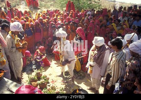 Peuple Rajasthani traditionnel dresst sur le chemin du retour après des funérailles traditionnelles dans la ville de Pushkar dans la province du Rajasthan en Inde. Inde, Banque D'Images