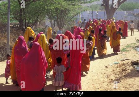 Peuple Rajasthani traditionnel dresst sur le chemin du retour après des funérailles traditionnelles dans la ville de Pushkar dans la province du Rajasthan en Inde. Inde, Banque D'Images