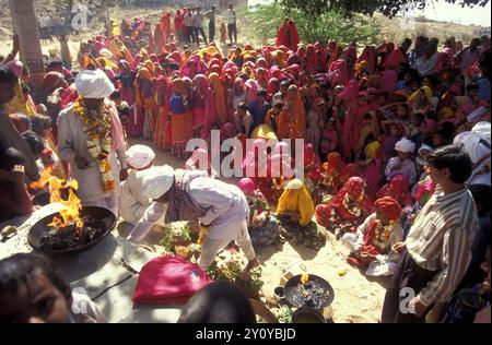 Peuple Rajasthani traditionnel dresst à des funérailles traditionnelles dans la ville de Pushkar dans la province du Rajasthan en Inde. Inde, Pushkar, janvier, Banque D'Images