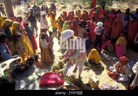 Peuple Rajasthani traditionnel dresst à des funérailles traditionnelles dans la ville de Pushkar dans la province du Rajasthan en Inde. Inde, Pushkar, janvier, Banque D'Images