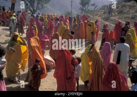 Peuple Rajasthani traditionnel dresst sur le chemin du retour après des funérailles traditionnelles dans la ville de Pushkar dans la province du Rajasthan en Inde. Inde, Banque D'Images